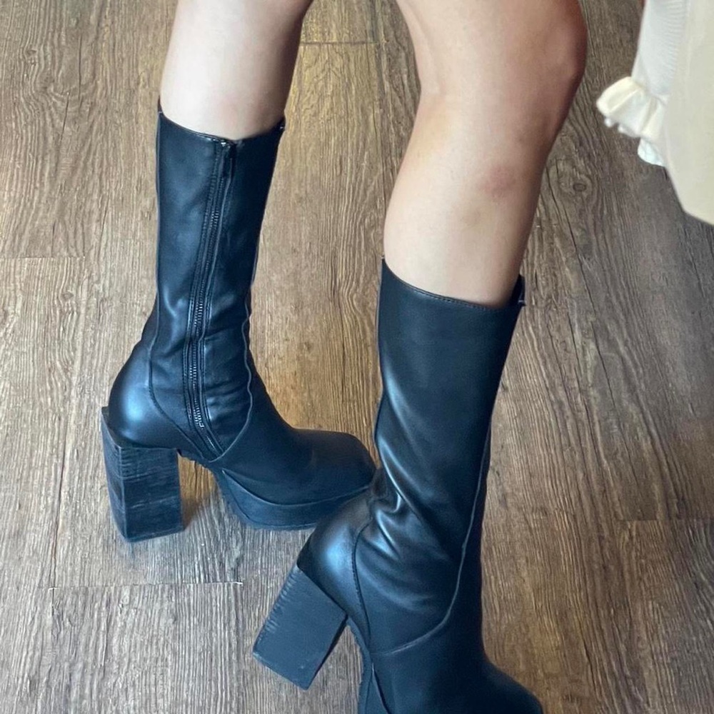 Darker Wavs Snare Boots sz 8